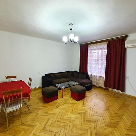 Cozy Apartment Near Opera House Yerevan Exterior photo